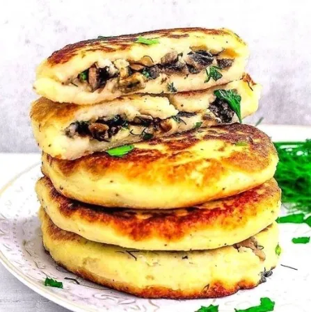 Bolinhos recheados de batata e cogumelos