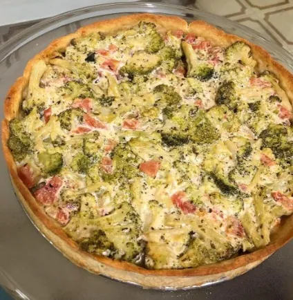 Pizza sem glúten com brócolis e tomate